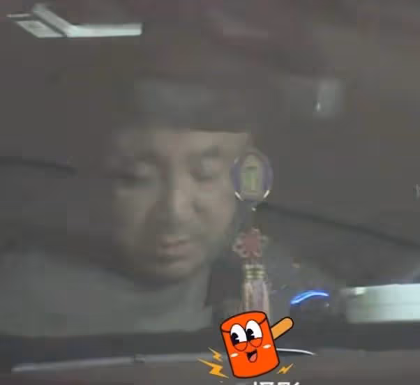 徐崢陪女兒去看電影，14歲徐小寶打扮樸素，身材圓潤與爸爸一樣高