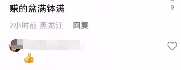 徐崢陪女兒去看電影，14歲徐小寶打扮樸素，身材圓潤與爸爸一樣高