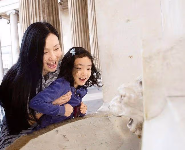 徐崢陪女兒去看電影，14歲徐小寶打扮樸素，身材圓潤與爸爸一樣高