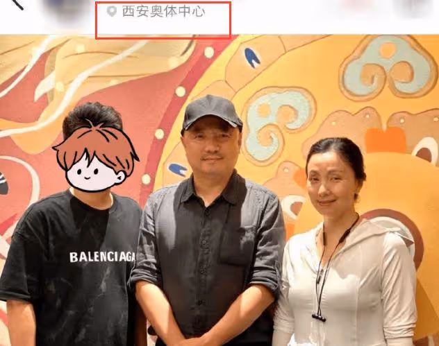 徐崢陪女兒去看電影,14歲徐小寶打扮樸素,身材圓潤與爸爸一樣高