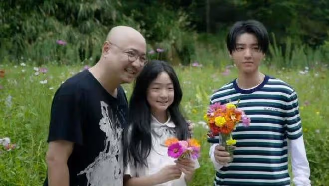 徐崢陪女兒去看電影,14歲徐小寶打扮樸素,身材圓潤與爸爸一樣高