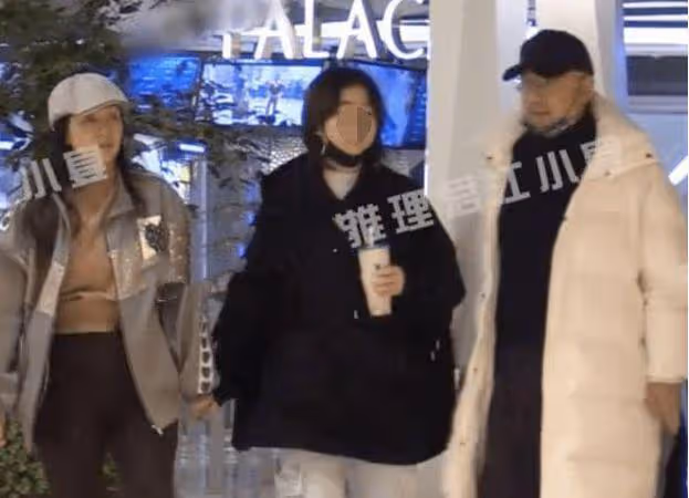 徐崢陪女兒去看電影,14歲徐小寶打扮樸素,身材圓潤與爸爸一樣高