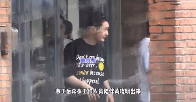 黃曉明帶緋聞女友外出工作,趙仕瑾妝容成熟,生圖精修差別大
