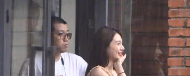 黃曉明帶緋聞女友外出工作,趙仕瑾妝容成熟,生圖精修差別大