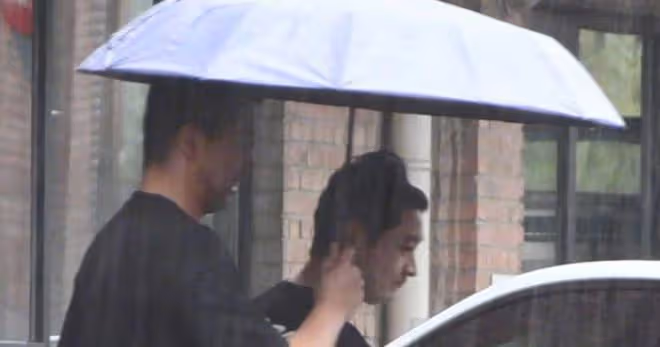 黃曉明帶緋聞女友外出工作,趙仕瑾妝容成熟,生圖精修差別大