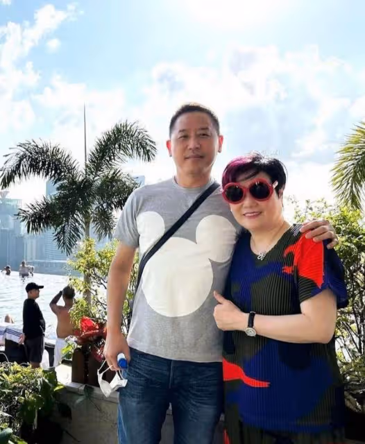 唐鶴德陳淑芬新加坡度假,狄波拉夫婦設宴招待,64歲依舊帥氣十足