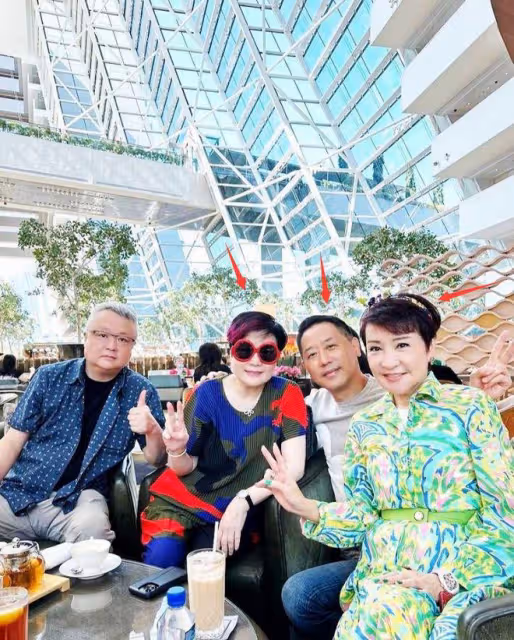 唐鶴德陳淑芬新加坡度假,狄波拉夫婦設宴招待,64歲依舊帥氣十足