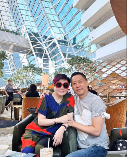 唐鶴德陳淑芬新加坡度假,狄波拉夫婦設宴招待,64歲依舊帥氣十足