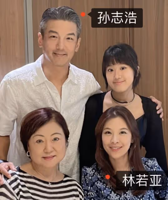 賈靜雯長女父親節曬與生父合影,父女長相如餅印,和後媽罕見同框