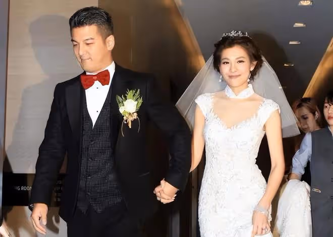 賈靜雯長女父親節曬與生父合影，父女長相如餅印，和後媽罕見同框