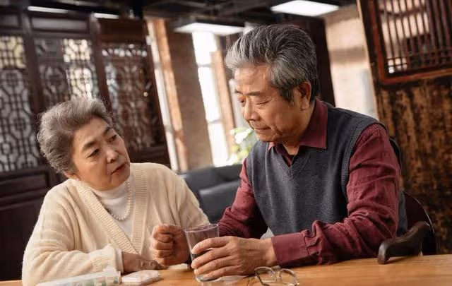 再婚半年，老伴讓我伺候繼女坐月子，我：又不是我閨女，和我無關