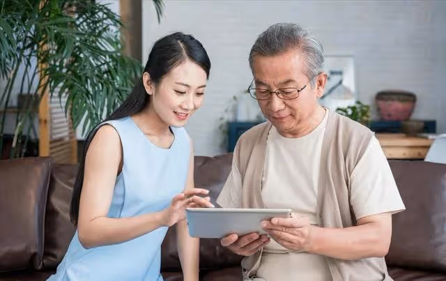 再婚半年，老伴讓我伺候繼女坐月子，我：又不是我閨女，和我無關