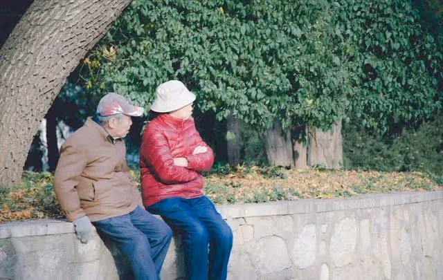 再婚半年，老伴讓我伺候繼女坐月子，我：又不是我閨女，和我無關
