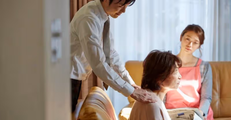 帶孫5年換來1耳光，收回房後小兩口跪求原諒，婆婆：我不欠你們的