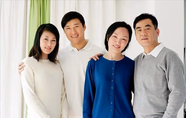 帶孫5年換來1耳光，收回房後小兩口跪求原諒，婆婆：我不欠你們的