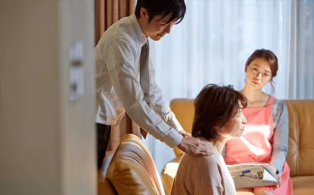 帶孫5年換來1耳光，收回房後小兩口跪求原諒，婆婆：我不欠你們的