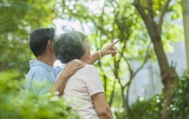 帶孫5年換來1耳光，收回房後小兩口跪求原諒，婆婆：我不欠你們的