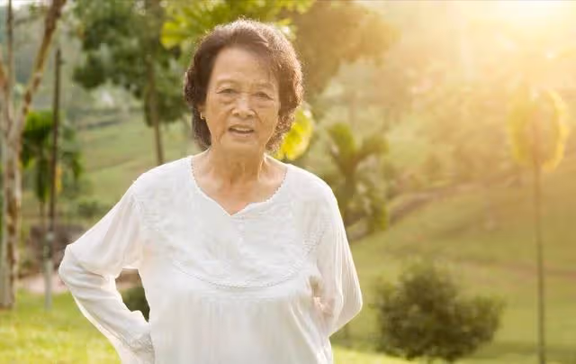 帶孫5年換來1耳光，收回房後小兩口跪求原諒，婆婆：我不欠你們的