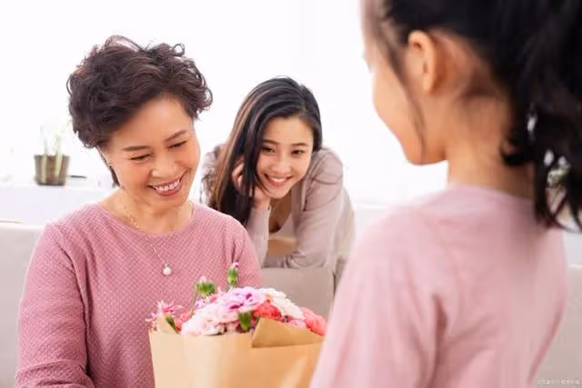 妹妹離婚住哥哥家遭到拒絕。母親：房子是我買的。兒媳說：我走吧