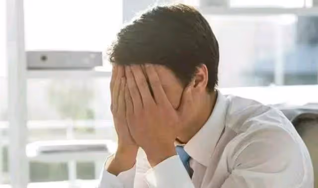 我月薪漲到兩萬,嫌棄老婆學歷低我離婚,兩年後再見她我紅了眼