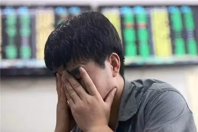 我月薪漲到兩萬,嫌棄老婆學歷低我離婚,兩年後再見她我紅了眼