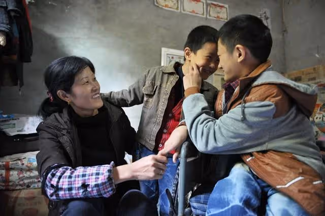給弟弟存錢買房,妻子離婚,過節去弟弟家,弟媳說:我們要回娘家