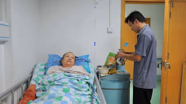 給弟弟存錢買房,妻子離婚,過節去弟弟家,弟媳說:我們要回娘家
