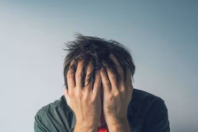給弟弟存錢買房,妻子離婚,過節去弟弟家,弟媳說:我們要回娘家