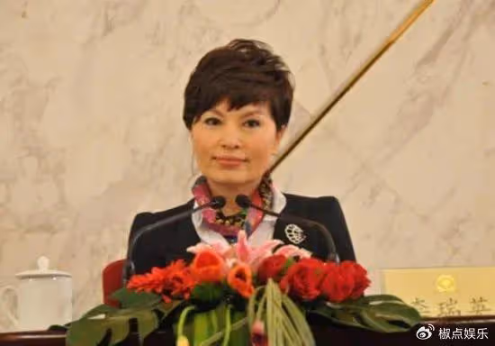 李瑞英:得知兒子墜樓仍工作惹眾怒,退休後陷撈金風波,如今怎樣了