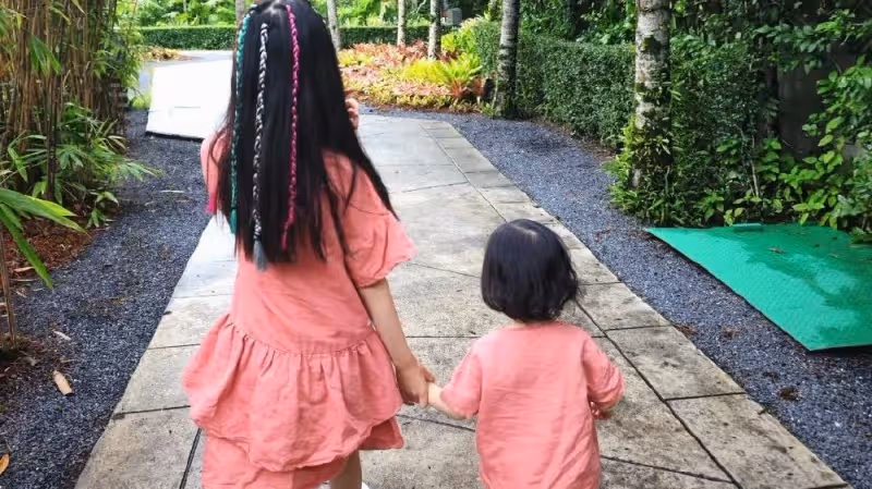 張梓琳曬母女出遊照，倆女兒穿泳裝腿長氣質佳，妹妹側面出鏡好漂亮