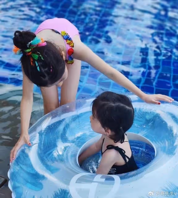 張梓琳曬母女出遊照，倆女兒穿泳裝腿長氣質佳，妹妹側面出鏡好漂亮