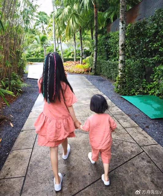 張梓琳曬母女出遊照，倆女兒穿泳裝腿長氣質佳，妹妹側面出鏡好漂亮
