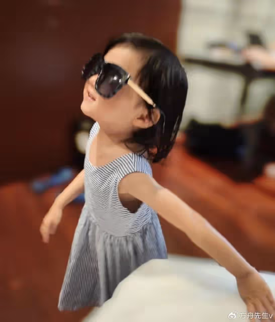 張梓琳曬母女出遊照，倆女兒穿泳裝腿長氣質佳，妹妹側面出鏡好漂亮