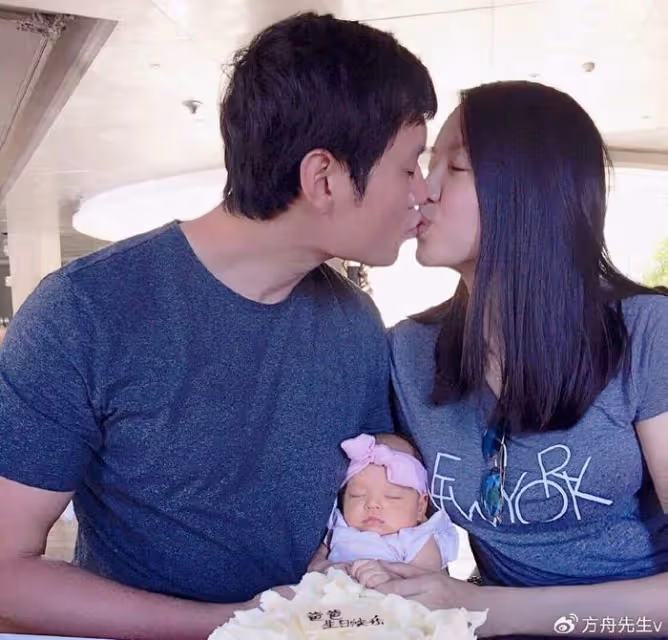 張梓琳曬母女出遊照,倆女兒穿泳裝腿長氣質佳,妹妹側面出鏡好漂亮