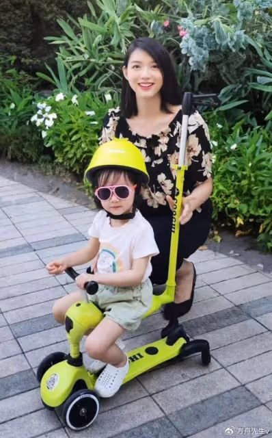 張梓琳曬母女出遊照,倆女兒穿泳裝腿長氣質佳,妹妹側面出鏡好漂亮