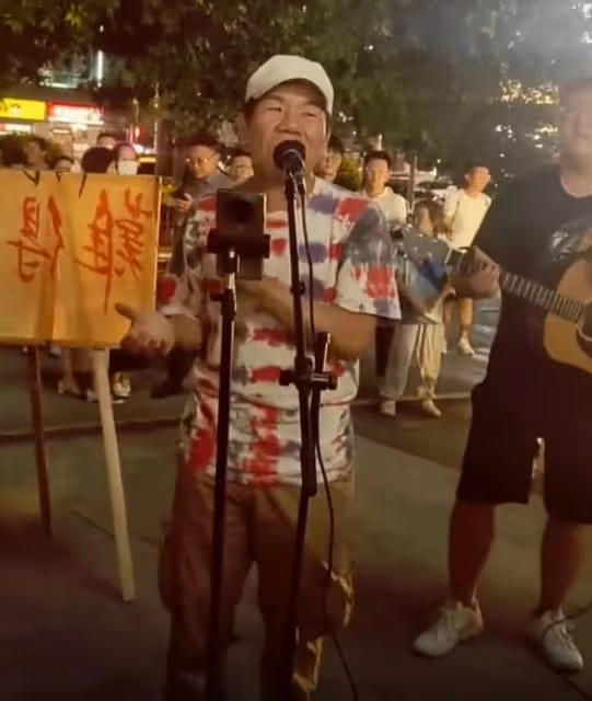 歌手趙傳現身太原街頭，打扮樸素引圍觀，全場合唱我是一隻小小鳥