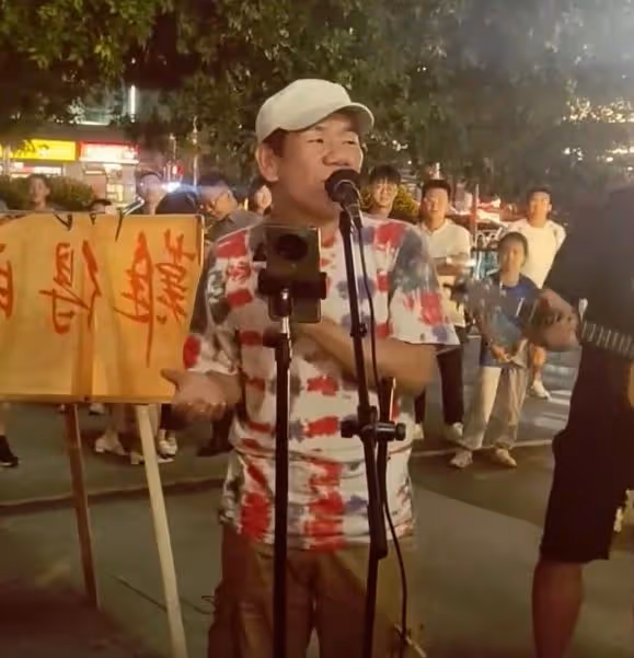 歌手趙傳現身太原街頭，打扮樸素引圍觀，全場合唱我是一隻小小鳥