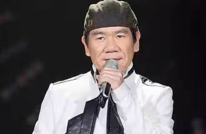 歌手趙傳現身太原街頭，打扮樸素引圍觀，全場合唱我是一隻小小鳥