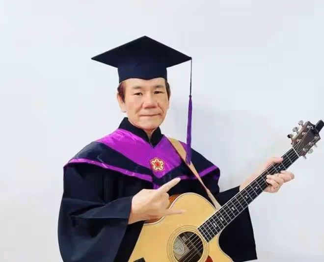 歌手趙傳現身太原街頭，打扮樸素引圍觀，全場合唱我是一隻小小鳥