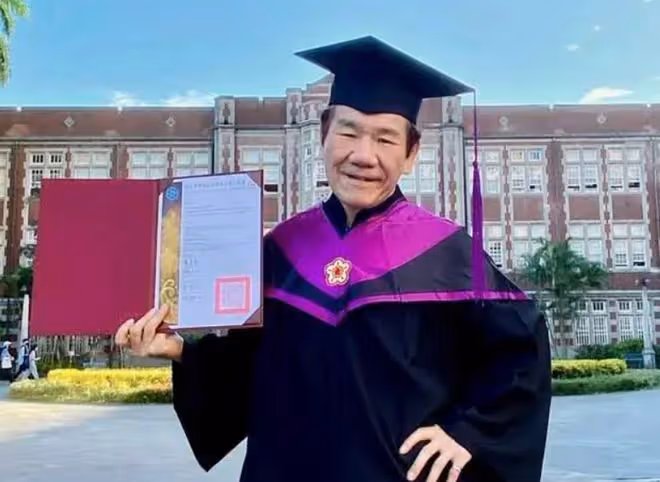 歌手趙傳現身太原街頭，打扮樸素引圍觀，全場合唱我是一隻小小鳥