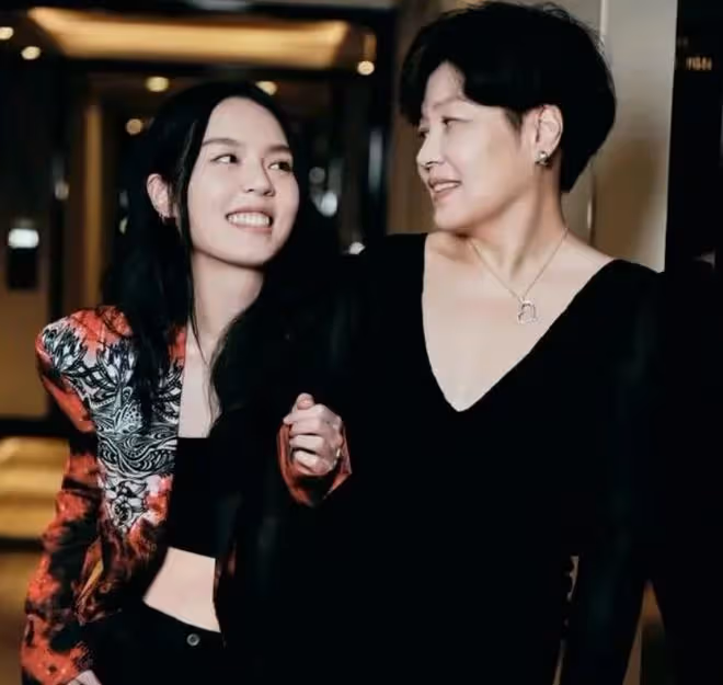 法圖麥穿李詠8年前的衣服,與媽媽相互依偎,稱一家人在一起