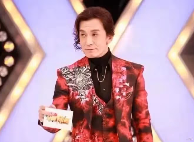 法圖麥穿李詠8年前的衣服,與媽媽相互依偎,稱一家人在一起