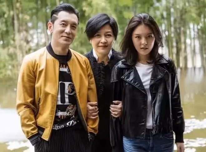 法圖麥穿李詠8年前的衣服,與媽媽相互依偎,稱一家人在一起