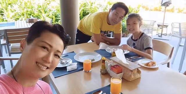 TVB前知名夫婦近況曝光!一家三口現身內地,10歲女兒星味十足