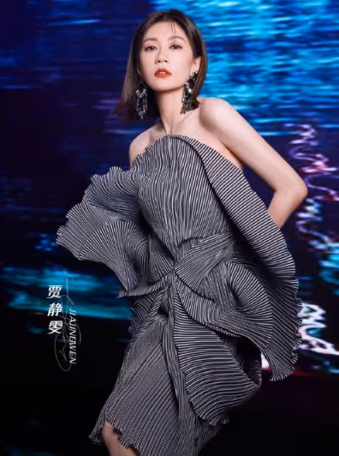 賈靜雯「88節」曬照表白修杰楷,一家四口同框咘咘波妞黑出新高度