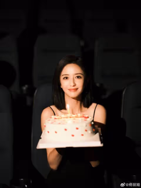 佟麗婭40歲生日被兒子表白,朵朵大讚媽媽像16歲,母子相擁好有愛