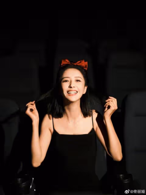 佟麗婭40歲生日被兒子表白,朵朵大讚媽媽像16歲,母子相擁好有愛