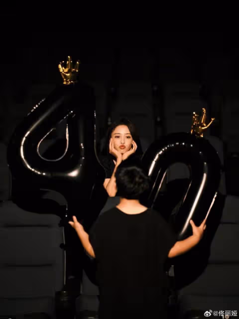 佟麗婭40歲生日被兒子表白,朵朵大讚媽媽像16歲,母子相擁好有愛