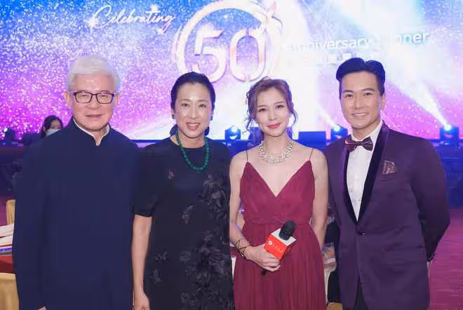 朱玲玲陪二婚老公出席集團慶典！戴翡翠顯老闆娘風範，繼女罕露面