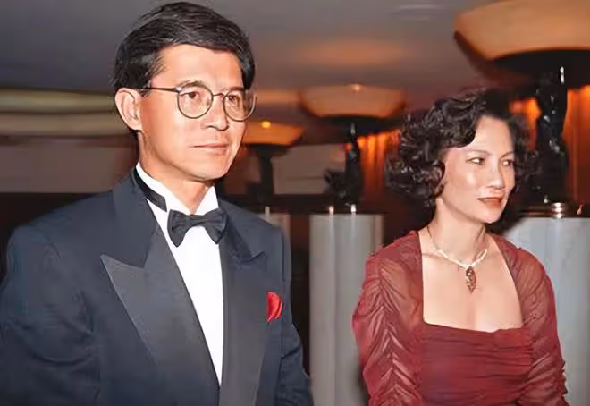 朱玲玲陪二婚老公出席集團慶典!戴翡翠顯老闆娘風範,繼女罕露面